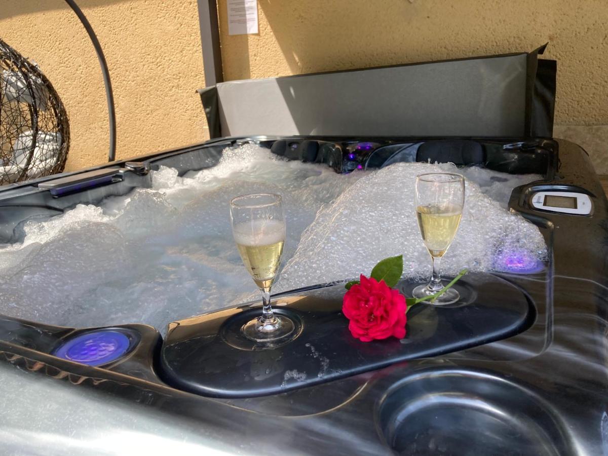Gite Des Combes Blanches Avec Piscine Et Jacuzzi Frayssinet-le-Gélat Exterior foto